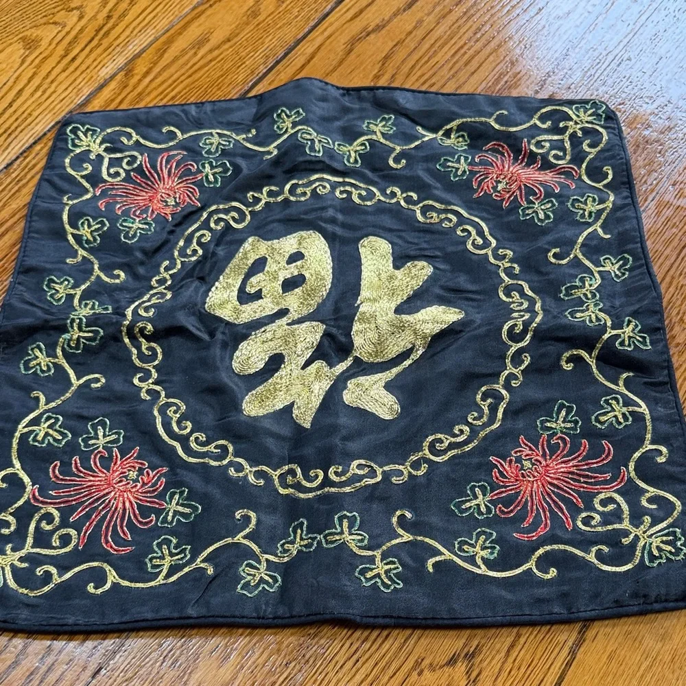 Traditional Chinese needlework pillow sham. Zip close.  Good vintage condition.